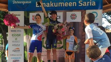 Annemiek Van Vleuten celebra su triunfo en la Durango-Durango junto a Shara Gillow y Eider Merino, que le acompa&ntilde;aron en el podio.