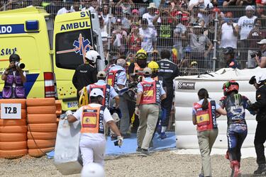 Miguel Oliveira se retira en camilla tras el accidente de Fabio Quartararo en el Gran premio de España de Moto GP.