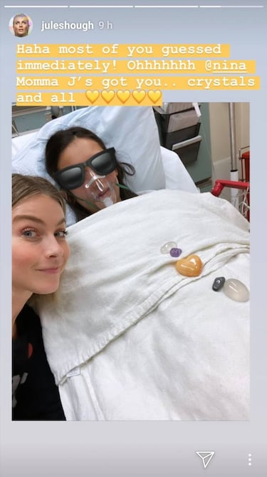 Julianne Hough cuida a Nina Dobrev en el hospital