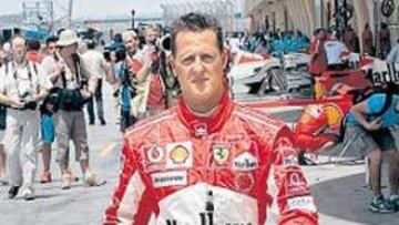 <b>PENSATIVO. </b>Schumacher no sabe si su futuro está en los circuitos.