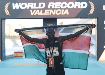 El keniano ganó la media maratón estableciendo una marca de 57':32''. Récord en Valencia.