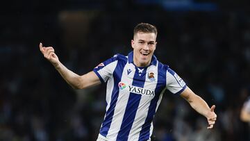 SAN SEBASTIÁN, 06/10/2024.- El centrocampista croata de la Real Sociedad Luka Sucic celebra el gol marcado al Atlético de Madrid, durante el partido de Liga disputado entre Atlético de Madrid y Real Sociedad este domingo en el estadio de Anoeta. EFE/Javi Colmenero