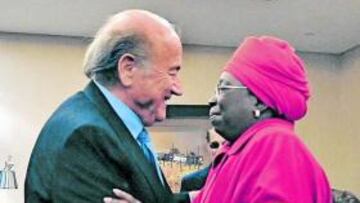 <b>OK. </b>Blatter saluda a la ministra del interior, Diamini-Zuma.