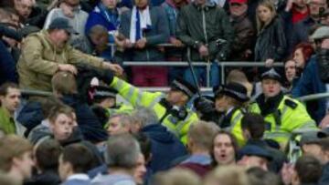 La polic&iacute;a debi&oacute; atajar varias peleas entre aficionados del Millwall en Wembley durante la final de la FA Cup.