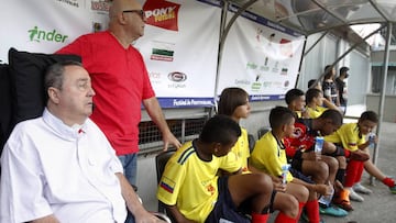 El &#039;Profe&#039; Luis Fernando Montoya dirigiendo un juego de exhibici&oacute;n entre Colombia y Ecuador en el Pony F&uacute;tbol en Medell&iacute;n