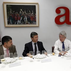 Enrique Cerezo y Gil Marín visitan la redacción del Diario AS