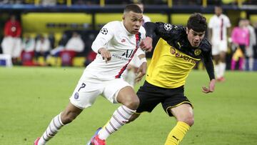 Mbappé pugna por el balón con Giovanni Reyna, del Borussia Dortmund.
