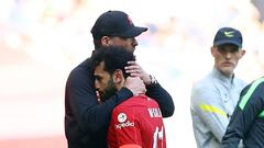 Jürgen Klopp, entrenador del Liverpool, abraza a su jugador Mohamed Salah durante un partido.