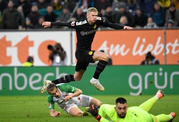 El Borussia Dortmund fichó a Haaland en el mercado de invierno y su debut con el club alemán no pudo ser mejor. Marcó un hat-trick ante el Ausburgo en la Bundesliga en tan solo 23 minutos ya salió desde el banquillo.