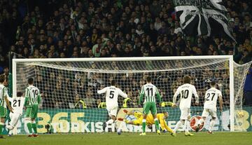 1-2. Dani Ceballos marcó el segundo gol en un lanzamiento de falta directa.