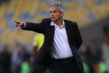 El colombiano debutó con la Bicolor con una victoria ante El Salvador de 2-0. Rueda logró la clasificación al mundial de Sudáfrica 2010.