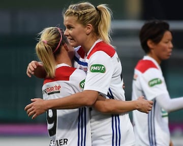 Ada Hegerberg y Eugenie Le Sommer, jugadoras del Olympique de Lyon.