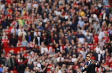 El defensa francés ha sido presentado antes del encuentro que ha disputado su nuevo club (Manchester United) frente al Leeds United Football Club. La afición le recibió calurosamente.