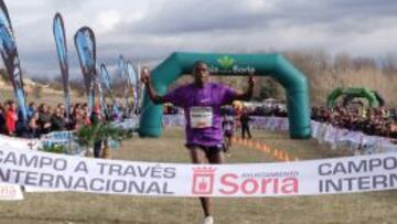 Toroitich entra victorioso en la meta del cross de Soria. 