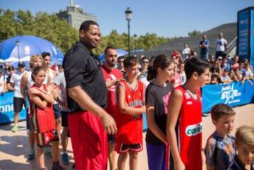 El ex jugador de la NBA, Robert Horry, apadrinó el evento en la Explanada del Palacio de Congresos.