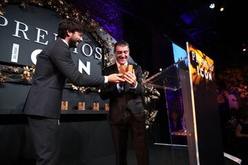 Álvaro Morte entrega el premio ICON de produccion televisiva a Álex Pina.