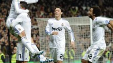 <b>RESURRECCIÓN. </b>Kaká celebra muy feliz, junto a Cristiano, Marcelo y Özil su primer tanto de la temporada en su regreso al Bernabéu tras una larga lesión.