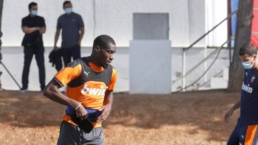 Kondogbia, objetivo del Atlético, en el entrenamiento del Valencia.