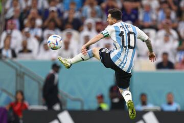 LUSAIL CITY, QATAR - NOVEMBER 26: Lionel Messi of Argentina controls the ball during the FIFA World Cup Qatar 2022 Group C match between Argentina and Mexico at Lusail Stadium on November 26, 2022 in Lusail City, Qatar. (Photo by Pawel Andrachiewicz/PressFocus/MB Media/Getty Images)