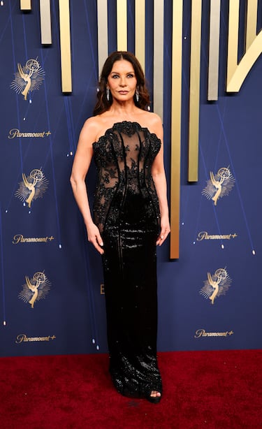 Catherine Zeta-Jones posa en la alfombra roja de los Premios Emmy 2025 celebrados en California.