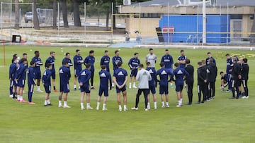 Los jugadores del Zaragoza atienden a las indicaciones de JIM antes del entrenamiento de esta tarde.