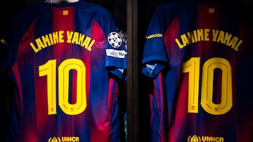 Varias camisetas del futbolista Lamine Yamal, antes de firmar su contrato con el FC Barcelona, a 16 de julio de 2025, en Barcelona, Cataluña (España). El delantero renueva con el FC Barcelona hasta 2031, convirtiéndose en uno de los jugadores mejor pagados del club. El acuerdo, que entró en vigor el 13 de julio cuando cumplió 18 años, asegura su continuidad en el equipo hasta esa fecha. El salario base será de 15 millones de euros anuales, con la posibilidad de aumentar a 20 millones si cumple objetivos de rendimiento y títulos.
16 JULIO 2025;RENOVACIÓN;LAMINE;YAMAL;DELANTERO;BARÇA;CATALUNYA;JUGADOR;FUTBOLISTA;CONTRATO;NÚMERO 10;CAMISETA;FCB;
Lorena Sopêna / Europa Press
16/07/2025