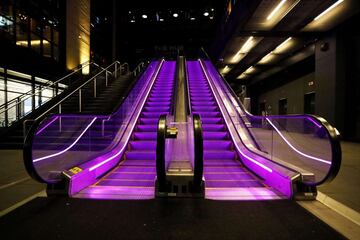 Las escaleras mecánicas en TD Garden se iluminan con el morado de los Lakers para recordar a Kobe Bryant en Boston, Massachusetts.
