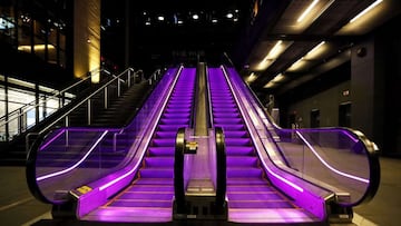 Las escaleras mecánicas en TD Garden se iluminan con el morado de los Lakers para recordar a Kobe Bryant en Boston, Massachusetts.