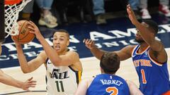 CORRIGE INFORMACI&Oacute;N - AME2626. SALT LAKE CITY (ESTADOS UNIDOS), 28/12/2018.- El escolta de Utah Jazz Dante Exum (i) en acci&oacute;n ante el alero Luke Kornet (c) y el escolta Emmanuel Mudiay (d) de New York Knicks hoy, durante el partido de NBA ente los New York Knicks y los Utah Jazz, en el Vivint Smart Home Arena de Salt Lake City, Utah (Estados Unidos). Rubio no juega el partido por un dolor de espalda. EFE/ George Frey