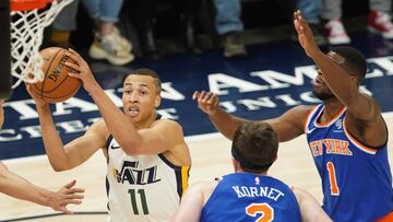 CORRIGE INFORMACIÓN - AME2626. SALT LAKE CITY (ESTADOS UNIDOS), 28/12/2018.- El escolta de Utah Jazz Dante Exum (i) en acción ante el alero Luke Kornet (c) y el escolta Emmanuel Mudiay (d) de New York Knicks hoy, durante el partido de NBA ente los New York Knicks y los Utah Jazz, en el Vivint Smart Home Arena de Salt Lake City, Utah (Estados Unidos). Rubio no juega el partido por un dolor de espalda. EFE/ George Frey