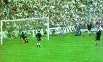 La primera Copa de S.M. El Rey se la llevó el Betis en una disputadísima final ante el Athletic. El partido, que había acabado empate a uno en los 90 minutos, volvió a igualarse con otros dos goles de ambos equipos al final de la prórroga, lo que llevó al tí­tulo a decidirse en los penaltis. Nada menos que dos rondas, en las que hasta los porteros tuvieron que chutar. Irí­bar no pudo detener el lanzamiento de Esnaola, todo lo contrario que le sucedió al portero bético, que sí­ fue capaz de parar el lanzamiento de Iríbar. Ganó la portería béica, ganó el Betis.
En la imagen, Esnaola marca su penalti.