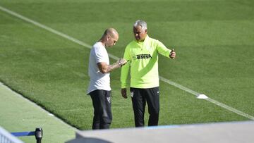 Manolo Gaspar y Pellicer, dialogando en La Rosaleda.