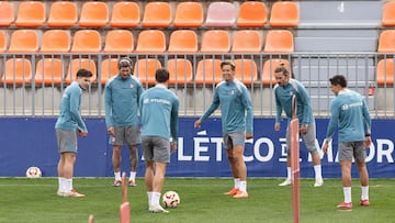 Los jugadores del Atlético en la sesión de entrenamiento de este lunes.