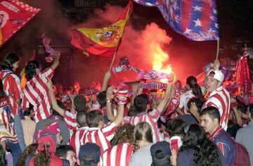 Afición del Atlético de Madrid celebra el ascenso del equipo en Neptuno.