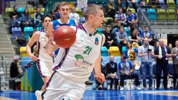 Adam Waczynskim durante el partido ante el Frankfurt.
