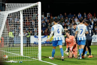 0-2. El delantero francés, que se marcha por la línea de fondo, coloca un pase atrás, desvía Manuel Farrando e introduce el balón en su propia portería.