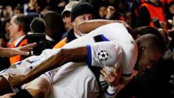 <b>EUFORIA. </b>Diego Milito trepó a la espalda de Samuel Etoo para celebrar el gol del camerunés.