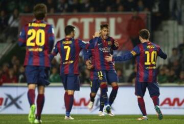 Los jugadores celebran el 0-5 de Messi.