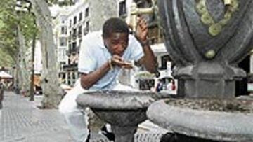 <b>IDENTIFICADO</B>. Bobson quiso beber agua de la fuente de Canaletas, momentos antes de ir a comer al hotel donde se hospeda. Por la tarde fue presentado como jugador perico.