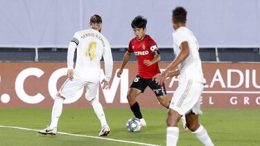 Take Kubo, el más destacado del Mallorca, encara a Sergio Ramos el pasado miércoles en el Alfredo Di Stéfano.