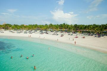 Una playa ubicada en Quintana Roo que mantiene el hermoso color en sus aguas y arena característico del Caribe y con una tranquilidad inigualable. 