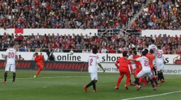 0-2. Neymar anotó el segundo tanto de falta directa.