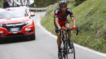 Damiano Caruso rueda con el maillot del BMC durante una carrera.