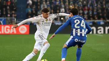 Soccer Football - LaLiga - Deportivo Alaves v Real Madrid - Estadio Mendizorroza, Vitoria-Gasteiz, Spain - December 14, 2025 Real Madrid's Federico Valverde in action with Deportivo Alaves' Victor Parada REUTERS/Pankra Nieto