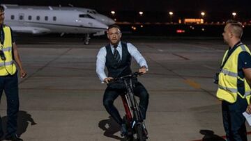 Conor McGregor acude a su avi&oacute;n montado en un pat&iacute;n.