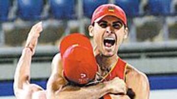 <b>BIEN CHAVAL . </b>Se lo dijo Bosma a Herrera, felicitándole por el triunfo.