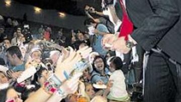 <b>AUTÓGRAFOS Y APRETÓN DE MANOS. </b>El acto solemne finalizó con el discurso del protagonista, quien tuvo el detalle de quedarse durante unos minutos a firmar autógrafos a sus fans.