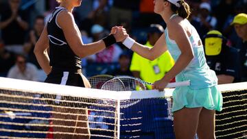 TORONTO, ONTARIO - AUGUST 11: Beatriz Haddad Maia of Brazil and Iga Swiatek of Poland shake hands at the net after their third round match on Day 6 of the National Bank Open, part of the Hologic WTA Tour, at Sobeys Stadium on August 11, 2022 in Toronto, Ontario (Photo by Robert Prange/Getty Images)