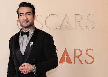 Kumail Nanjiani posa en la alfombra roja del Dolby Theatre.