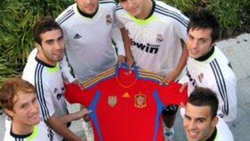 <b>LA ROJA. </b>Álex, Carvajal, Sobrino, Morata, Sarabia y Jesé posan para AS con la nueva camiseta de España.